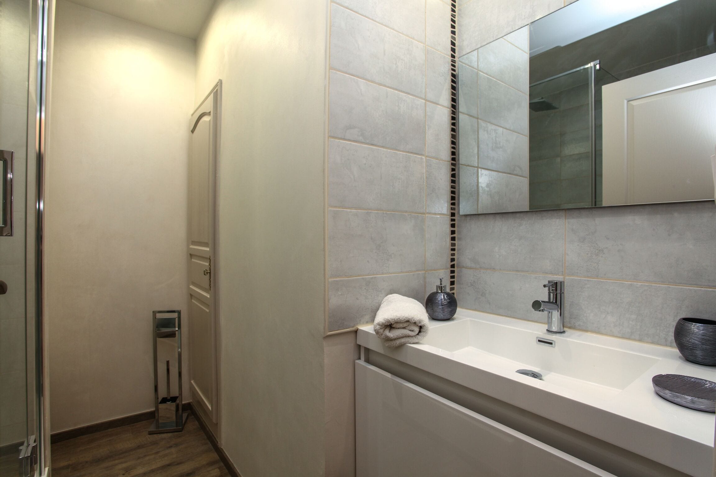 Douche, sèche-cheveux, serviettes fournies
