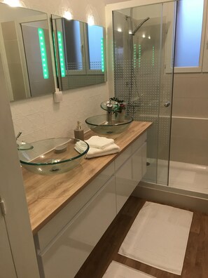 Dusche, Haartrockner, Handtücher