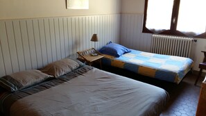 3 chambres, fer et planche Ă repasser