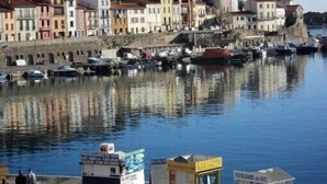 A waterfront view with buildings, boats, and a signboard. - Stunning fully renovated apartment with air-conditioning  (Pyrénées-Orientales)