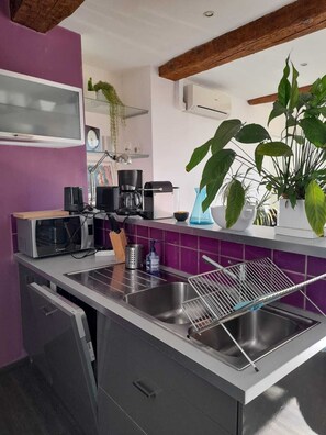 Réfrigérateur, micro-ondes, four, plaque de cuisson