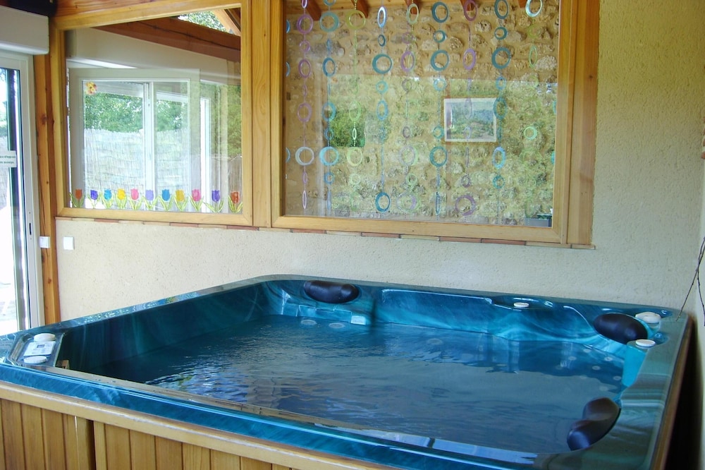 With a golden lizard, Balneotherapy cottage in Dordogne