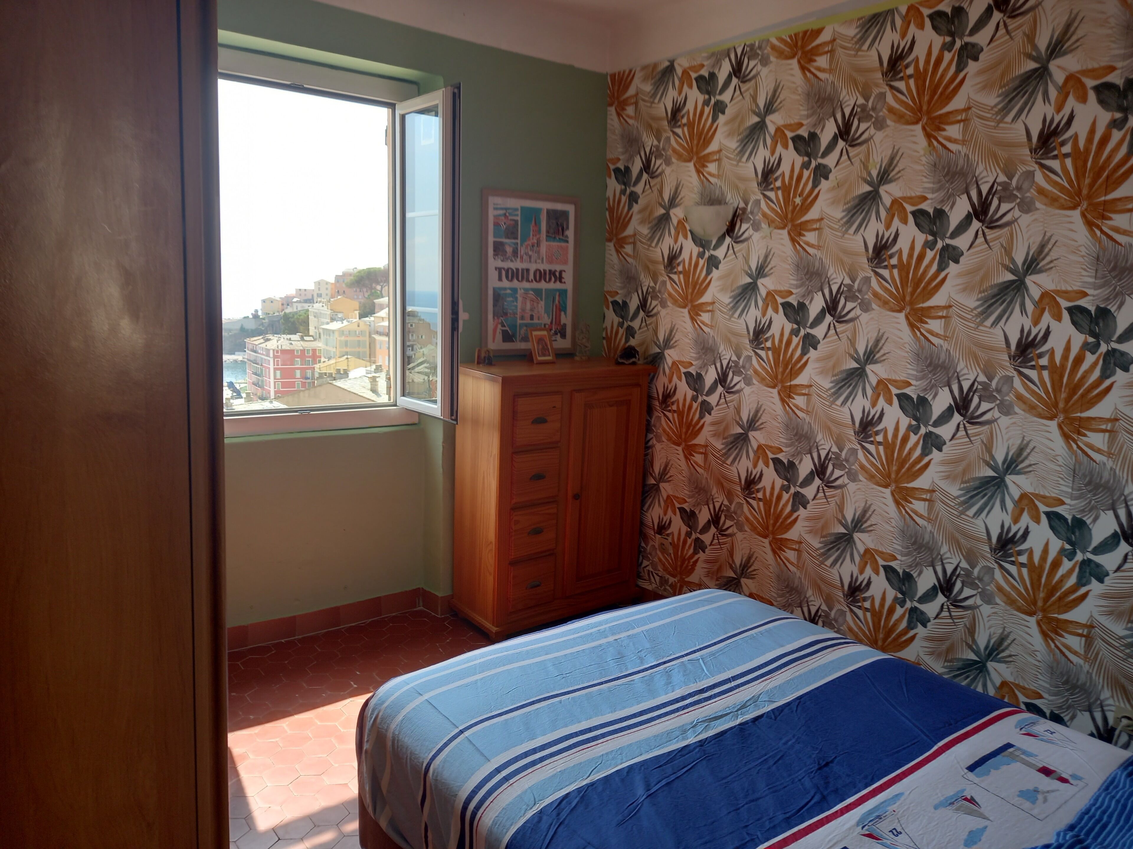 2 bedrooms, desk, iron/ironing board, WiFi (free)