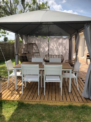 Outdoor dining - Holiday rental of a large fully equipped house. (Saint-Martin-Longueau)