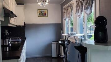 Refrigerador, microondas, horno, placa de cocina