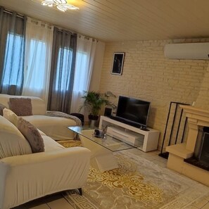 TV connectée, cheminée, lecteur de DVD, table de tennis de table