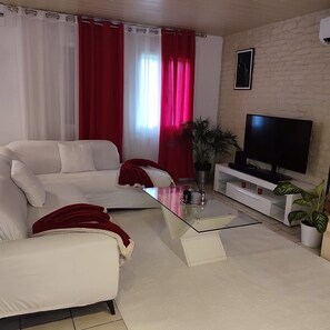 Smart TV, fireplace, DVD player, ping pong