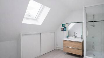 Douche, sèche-cheveux, serviettes fournies, papier toilette