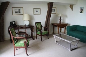 Télévision, livres, espaces bureaux