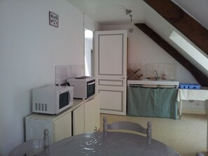 ثلاجة، ميكروويف، فرن، موقد طهي مسطح