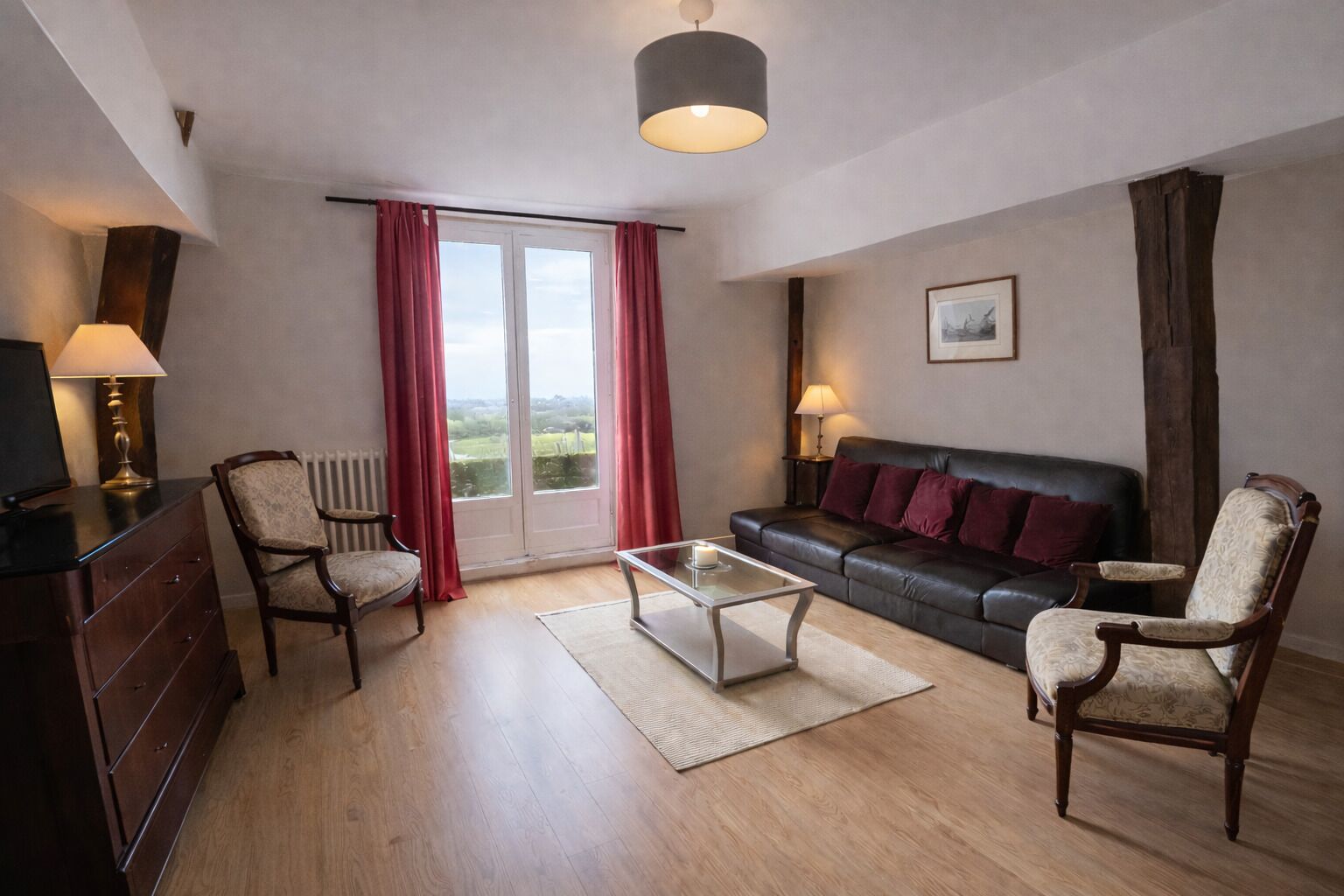 Télévision, livres, espaces bureaux