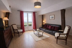 TV, books, offices - Le Haut Perché, charming gîte in the castle of Saint Gervais (Saint-Gervais-La-Forêt)