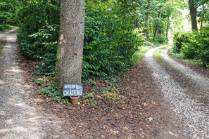 Property grounds - Le Haut Perché, charming gîte in the castle of Saint Gervais (Saint-Gervais-La-Forêt)