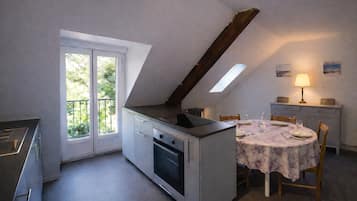 Réfrigérateur, micro-ondes, four, plaque de cuisson