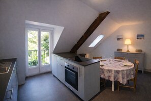 Fridge, microwave, oven, stovetop - Le Haut Perché, charming gîte in the castle of Saint Gervais (Saint-Gervais-La-Forêt)