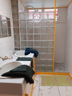 Douche, sĂšche-cheveux, serviettes fournies