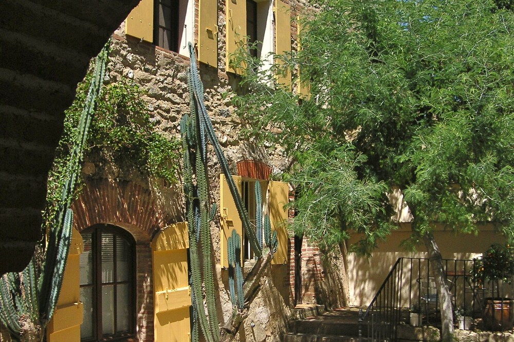 Award-winning Character Holiday Apartment in a Catalan Farmhouse ("Granados")