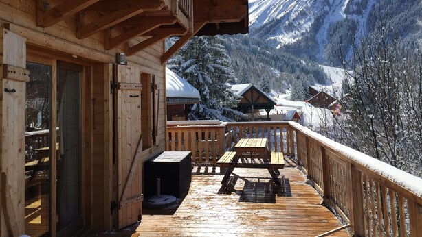 A wooden cabin with a balcony overlooking a snowy mountain. - Chalet Jonquille - 12 persons with outdoor Jacuzzi, 6 bedrooms (Oz)