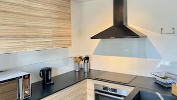 Frigorífico, microondas, horno y placa de cocina