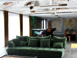 المنشأة من الداخل