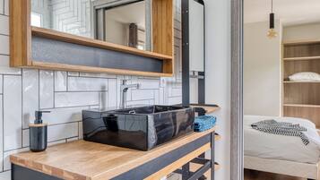8 habitaciones, tabla de planchar con plancha, cuna de viaje y wifi