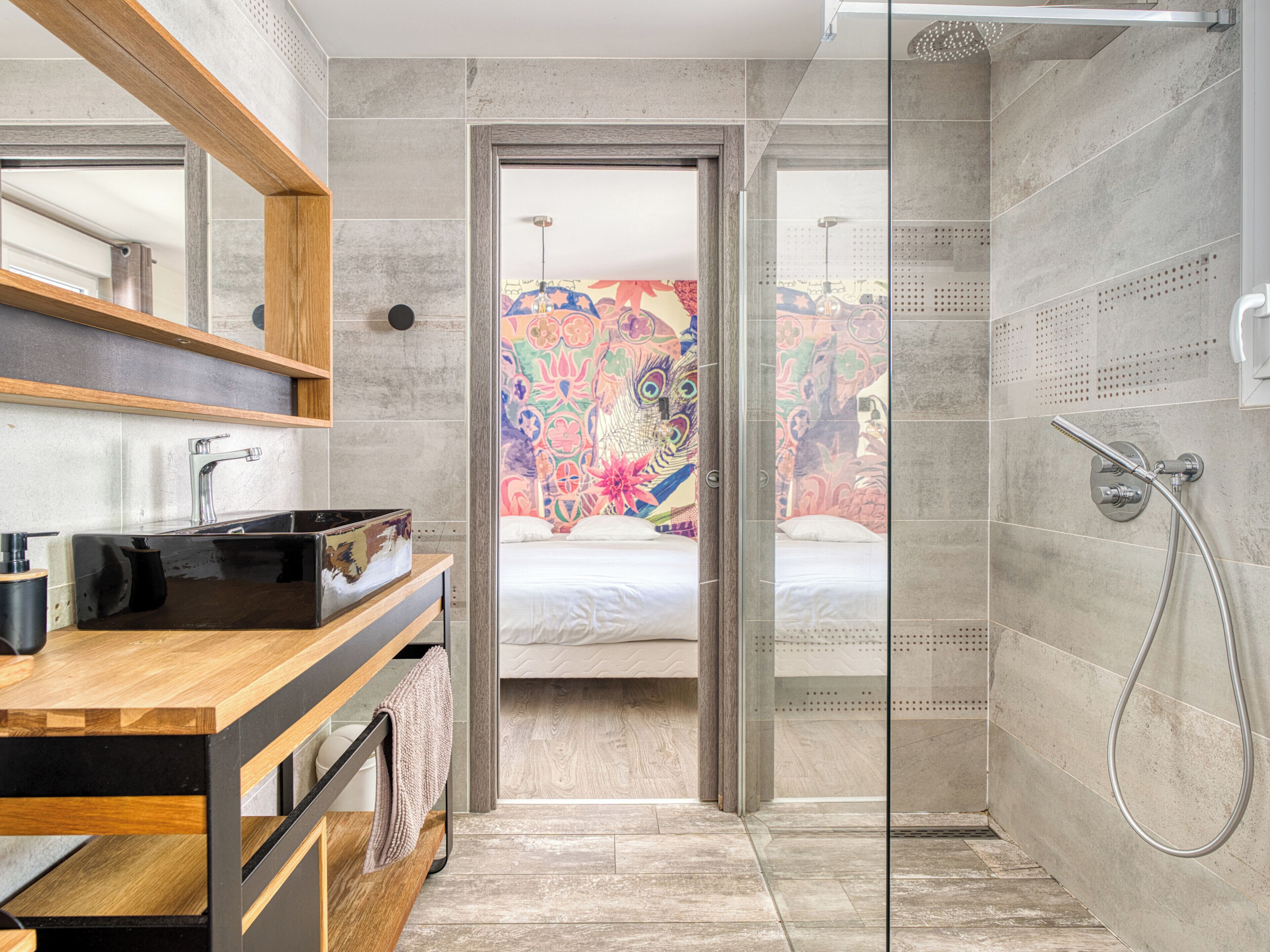 Shower, hair dryer, towels