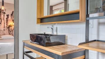8 slaapkamers, een strijkplank/strijkijzer, reisbedje, wifi