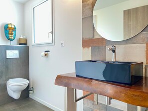 Dusj, hårføner og håndklær