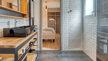 8 slaapkamers, een strijkplank/strijkijzer, reisbedje, wifi