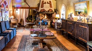 Una habitación acogedora con chimenea, muebles de madera y una mesa de comedor dispuesta con comida.