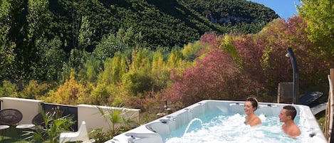 Outdoor spa tub