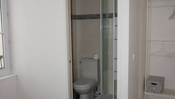 1 slaapkamer, een strijkplank/strijkijzer, gratis wifi