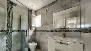 Vasca, asciugacapelli, asciugamani, sapone