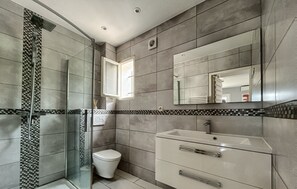 Baignoire, sĂšche-cheveux, serviettes fournies, savon