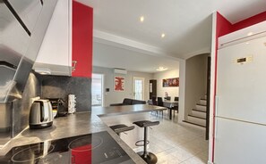 Fridge, microwave, oven, stovetop - Air-conditioned villa in a quiet location, all comforts, garden, close to beach (Villeneuve-Loubet)