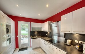 Fridge, microwave, oven, stovetop - Air-conditioned villa in a quiet location, all comforts, garden, close to beach (Villeneuve-Loubet)