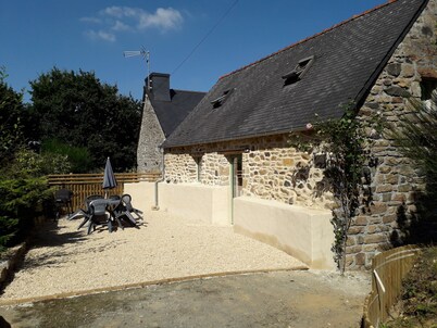 Charming little house near the village Belle-Isle-en-Terre