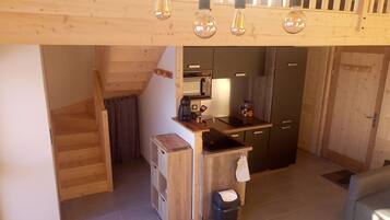 MikrobĂžlgeovn, kokeplater, oppvaskmaskin og kaffetrakter/tekoker