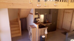 Mikroaaltouuni, liesi, astianpesukone, kahvin-/teenkeitin