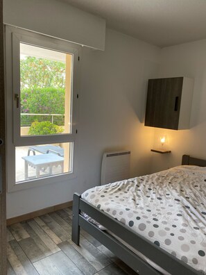 1 chambre, fer et planche à repasser, draps fournis