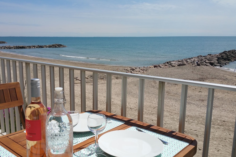 ON THE BEACH, 4 people, ideal for family holidays