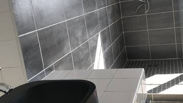 Een douche, een haardroger, handdoeken, toiletpapier