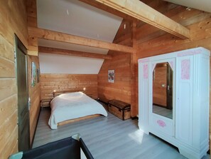 2 多间卧室、熨斗/熨衣板、免费 WiFi、床单