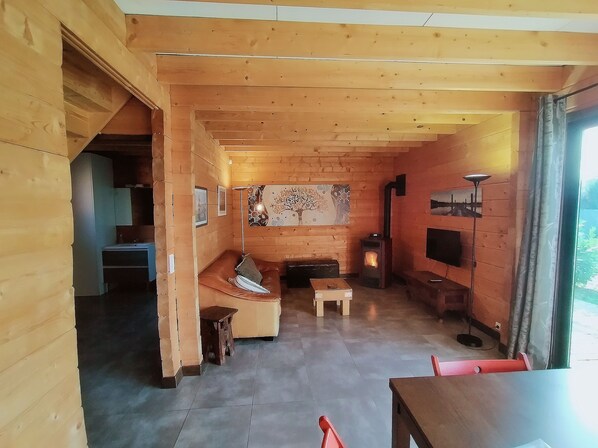 Fernseher, Kamin, Bücher