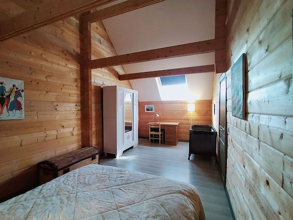 A wooden cabin room with a bed, a desk, and a chair. - Cottages to Orient - Chalet Lac (Géraudot)