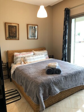 3 slaapkamers, een strijkplank/strijkijzer, internet, beddengoed