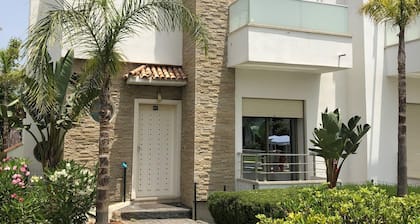 Superbe villa Triplex a Skhirat ds belle résidence sécurisée piscines air jeux