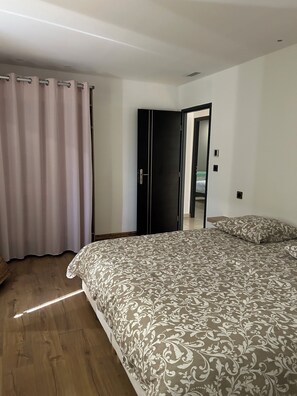 4 chambres, fer et planche à repasser, lit parapluie, draps fournis