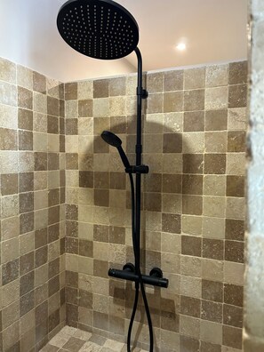 Douche, serviettes fournies