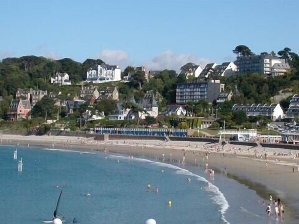Plage à proximité, chaises longues